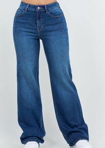 Dark blue denim dark wash 5 pocket style zipper fly high waisted jeans.
