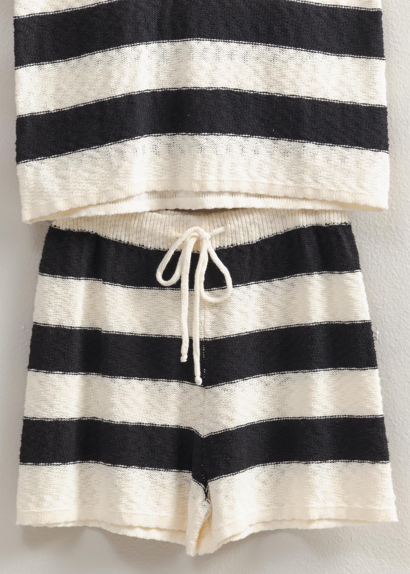 The Sun Is Out, So Slip Into This Set And Head Out. Covered In A Striped Pattern, The Sweater Top Has A V-Neckline With A Sleeveless Bodice That Has A Relaxed Fit. The Matching Shorts Have A Drawstring Waist And A Flowy Silhouette.