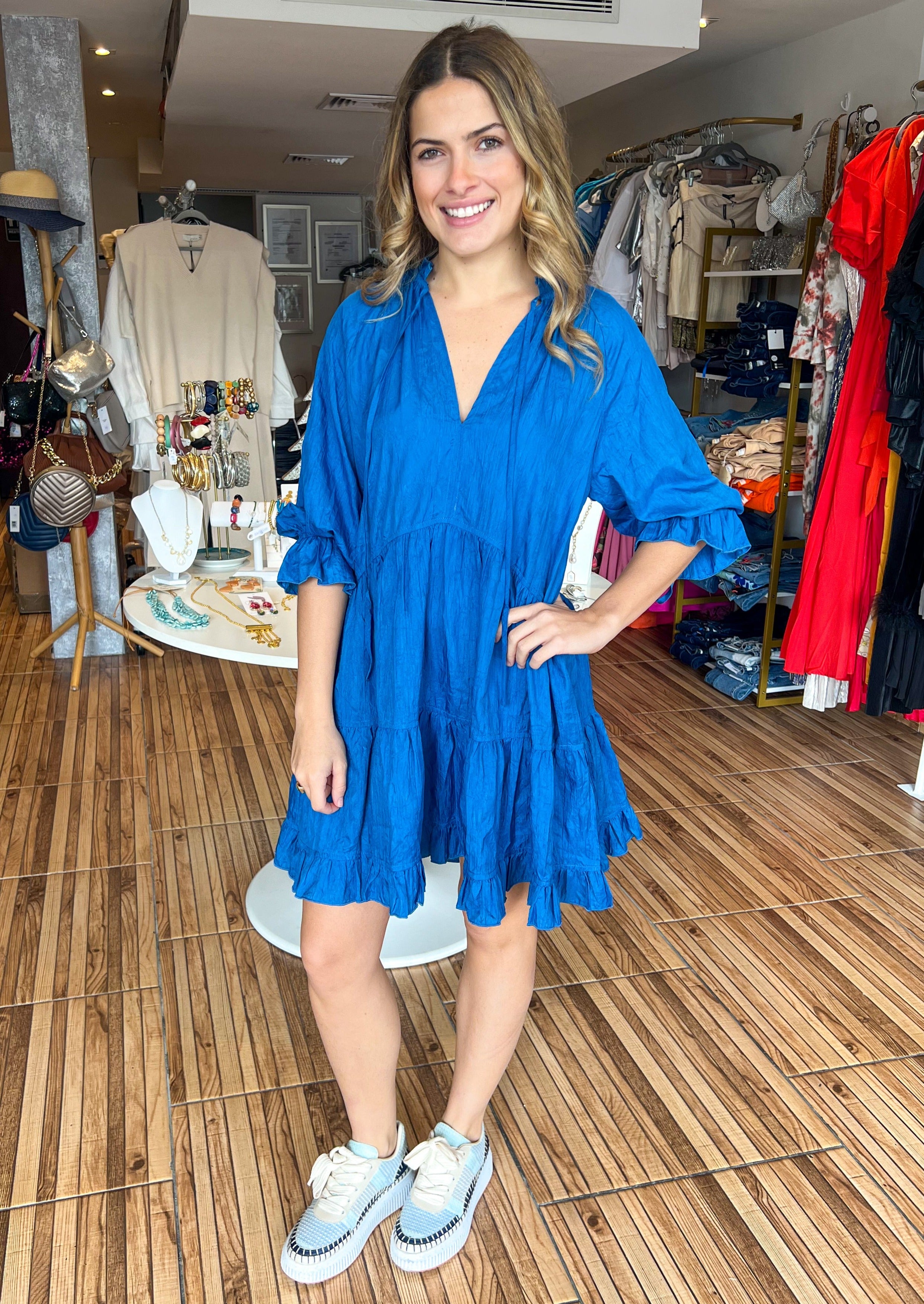 Crinkled short dress with v-neckline and 3/4 length sleeve that tie. Available in blue and mint.