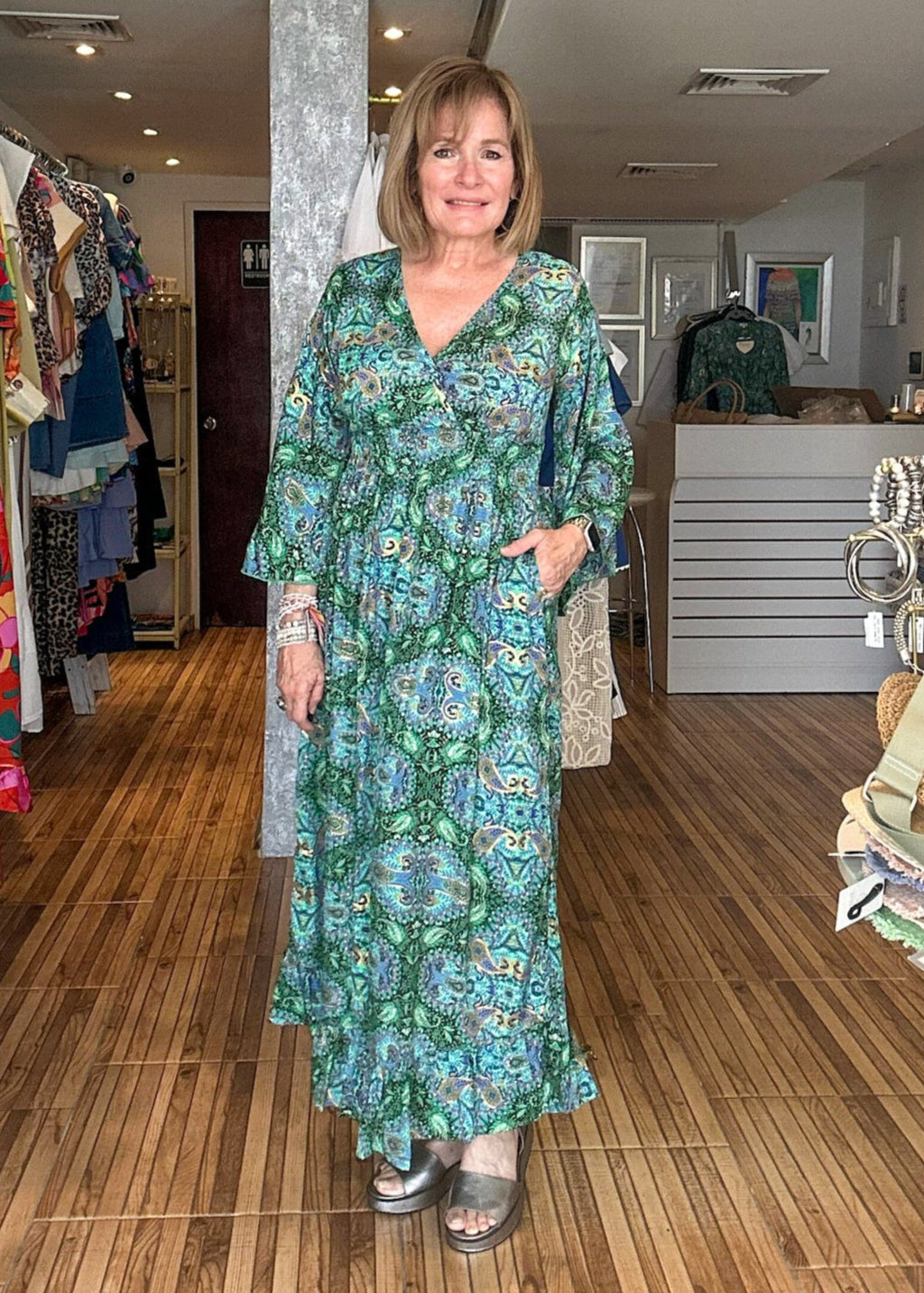 Green multi print 3/4 sleeve maxi dress with pockets.