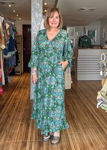 Green multi print 3/4 sleeve maxi dress with pockets.