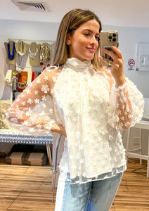 White flower embroidery lace top with long sleeve and lining.